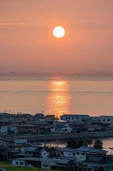 ［兵庫県淡路市］淡路島｜日の出｜大阪湾 淡路島,日の出,朝日の写真素材