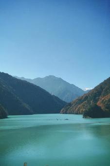 ダムと紅葉 ダムと紅葉の写真