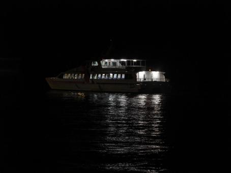 夜の広島港散歩、波が静かな瀬戸内海 夜,夜景,港の写真素材