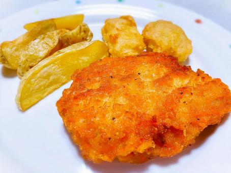 揚げ物たち(チキンとポテト) 揚げ物たち(チキンとポテト) 揚げ物,フライドチキン,チキンナゲットの写真素材