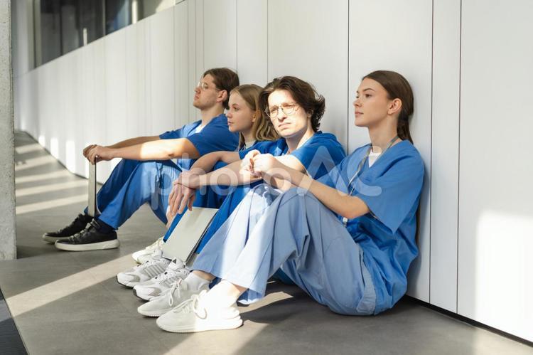 体育座りをしてカメラ目線の男性 男性,女性,人物の写真素材