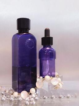 化粧水と美容液 綺麗な紫色のボトル コスメ,化粧品,ボトルの写真素材