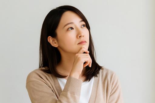 考え込む女性素材白背景 考え込む女性素材白背景の写真