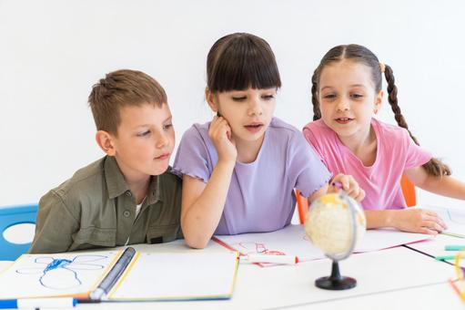 地球儀を見る生徒たち 男の子,女の子,子どもの写真素材