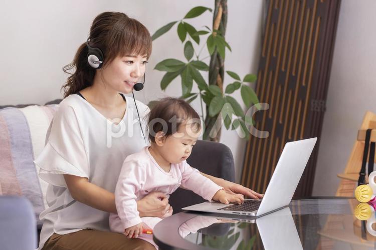 赤ちゃんとテレワーク テレワーク,ママ,リモートワークの写真素材