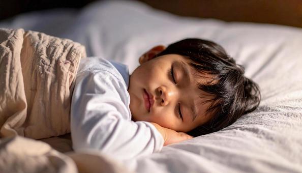 両手をあげて熟睡する男の子 両手をあげて熟睡する男の子の写真