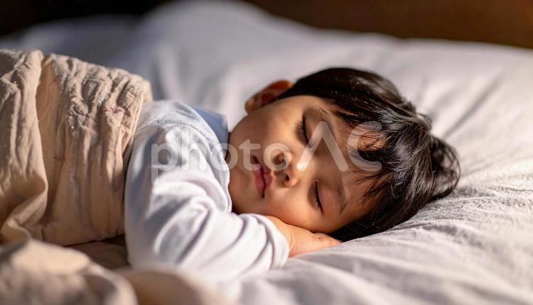 両手をあげて熟睡する男の子 男の子,幼児,人物の写真素材