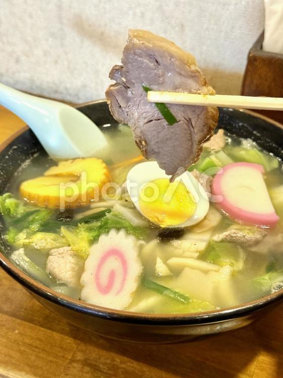 五目そば　チャーシューを持ち上げる 煮込む,五目そば,麺の写真素材