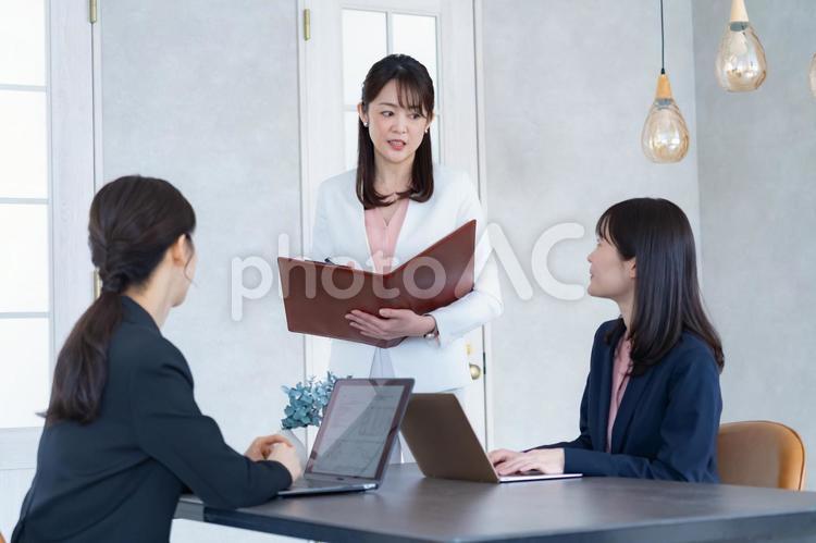 会議をするキャリアウーマン 会議,会社員,ビジネスの写真素材