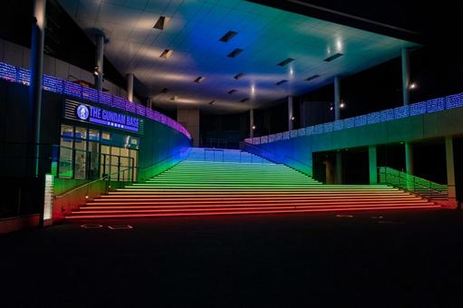 虹色に点灯されたダイバーシティ東京 虹色に点灯されたダイバーシティ東京の写真