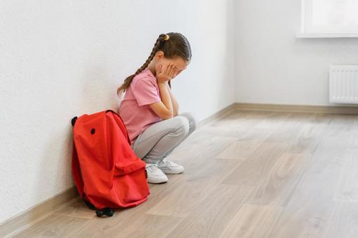 顔を覆ってしゃがむ女の子 女の子,子ども,人物の写真素材