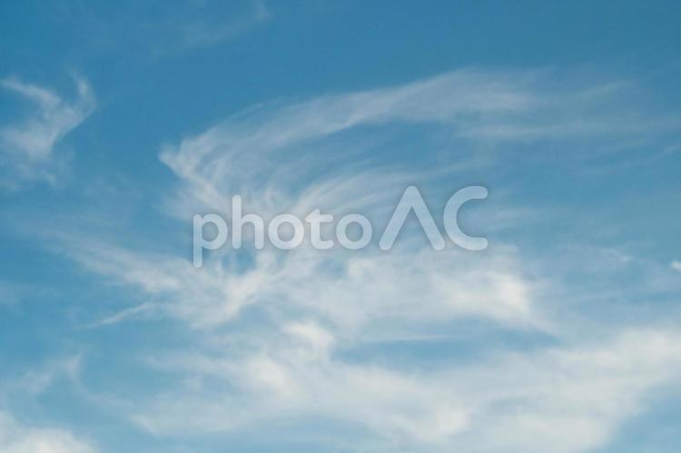 雲がはしゃいでくるくる回っているような 夏,7月,夕暮れの写真素材