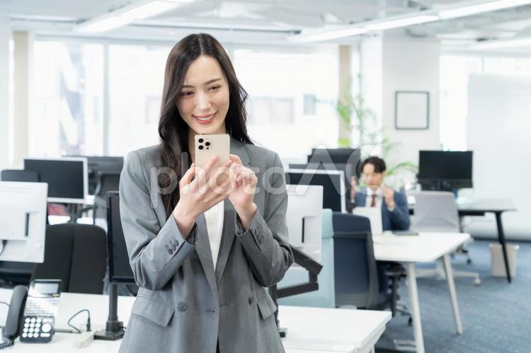 オフィスで仕事をする若いビジネスウーマン ビジネス,女性,ビジネスウーマンの写真素材