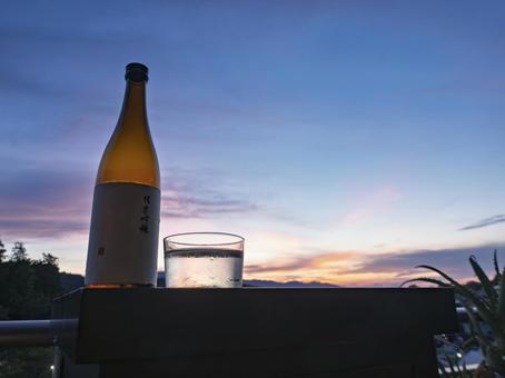 夕映えに輝く一献 夕映えに輝く一献 純米酒,夕焼け,日本酒の写真素材