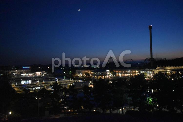 八景島アクアミュージアムから見た三日月 三日月,月,夜景の写真素材