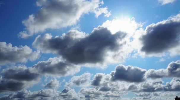 夏の空・青空と太陽と雨雲 夏の空・青空と太陽と雨雲 夏,青空,太陽の写真素材