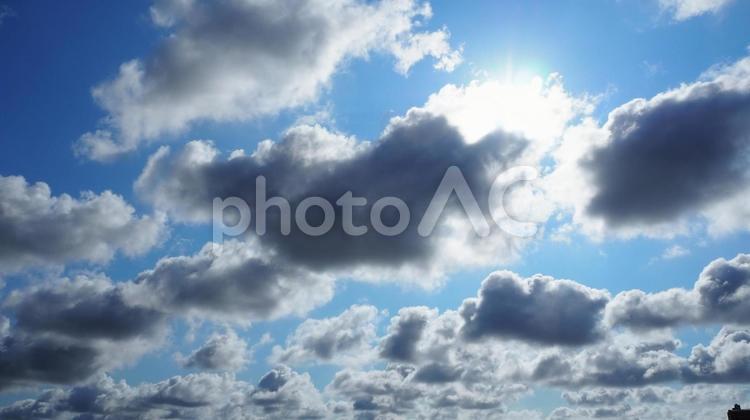 夏の空・青空と太陽と雨雲 夏,青空,太陽の写真素材