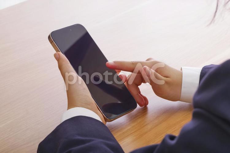 スマホを操作する女子学生の手元 中学生,女子中学生,高校生の写真素材