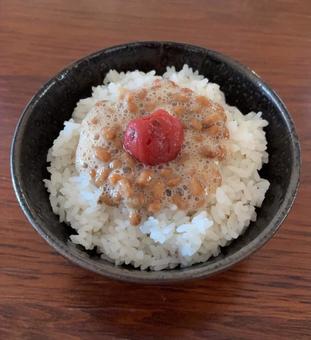 あきたこまちご飯に納豆とかつお梅の茶碗飯 あきたこまちご飯に納豆とかつお梅の茶碗飯 茶碗飯,朝食,朝ご飯の写真素材