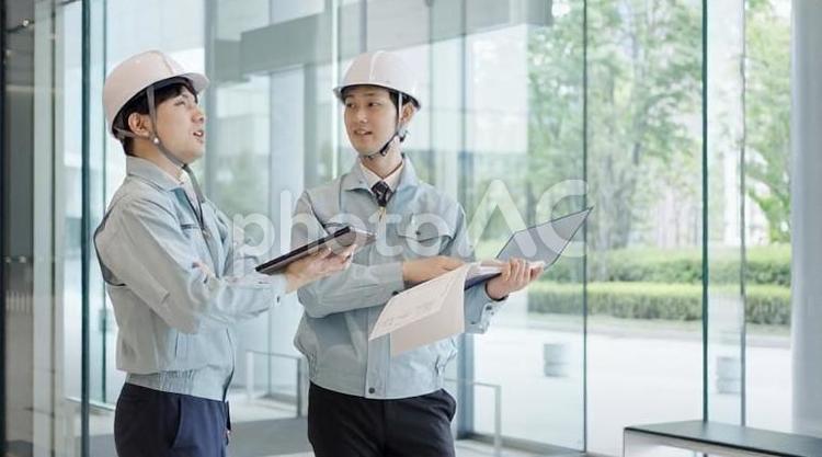 打ち合わせをする作業服を着た男性 作業員,男性,打ち合わせの写真素材