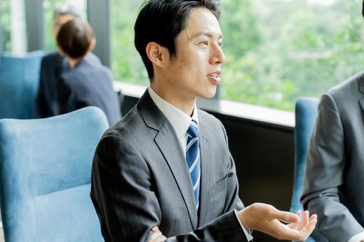 スーツを着た男性 スーツを着た男性 ビジネスパーソン,打ち合わせ,ビジネスマンの写真素材
