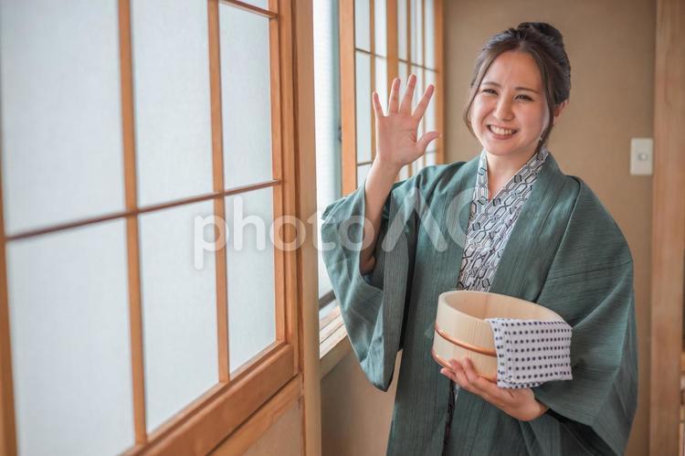 温泉旅行に来て窓の外を眺める女性（挨拶） 温泉,旅行,絶景宿の写真素材