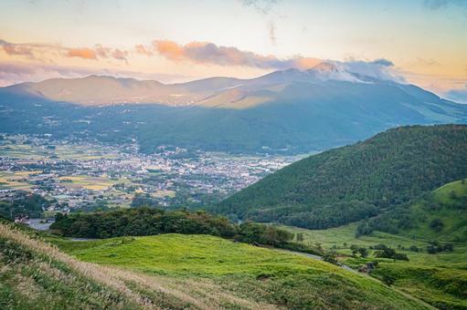 大分県　由布シルキーロードと由布岳の絶景 由布シルキーロード,由布岳,湯布院の写真素材