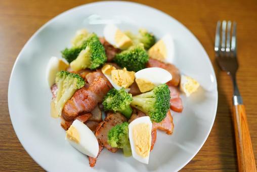 ベーコンエッグとブロッコリー ベーコンエッグとブロッコリー 食事,食卓,野菜の写真素材