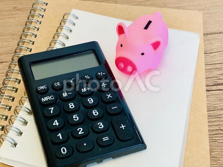 ピンクの豚の貯金箱と電卓3 貯金箱,電卓,計算機の写真素材