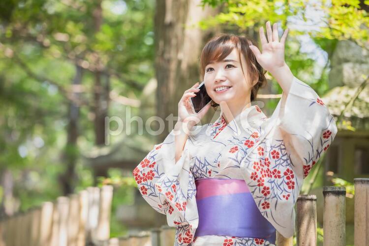 スマホを持つ浴衣姿の女性 浴衣,スマホ,女性の写真素材