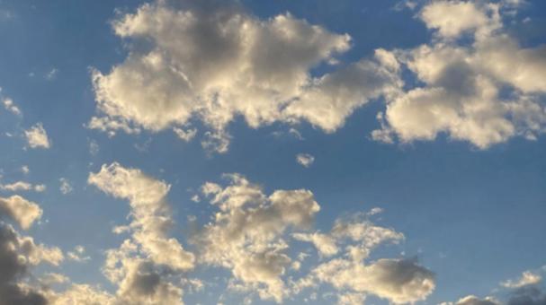 雲の多い空 雲の多い空 雲,空,秋の空の写真素材