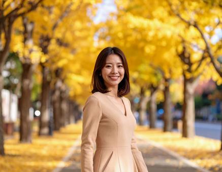 ストリートスナップ・イチョウ並木の彼女 ストリートスナップ・イチョウ並木の彼女の写真