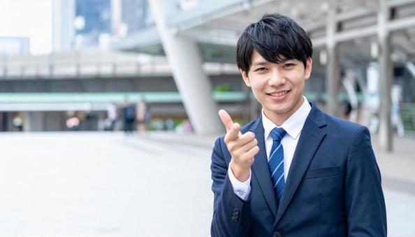 指をさすビジネスマンの写真