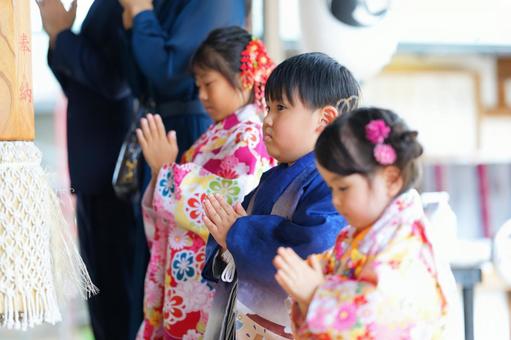 子供たちがお祈りする姿 子供たちがお祈りする姿 七五三,お参り,七五三参りの写真素材