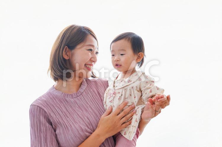 赤ちゃんを抱っこするお母さん 子育て,白背景,元気の写真素材