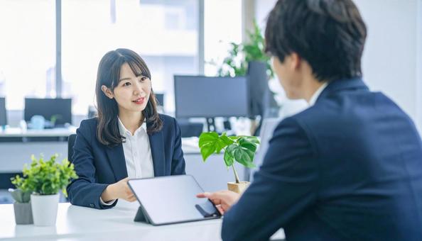 タブレットで打ち合わせするビジネス社員 タブレットで打ち合わせするビジネス社員の写真