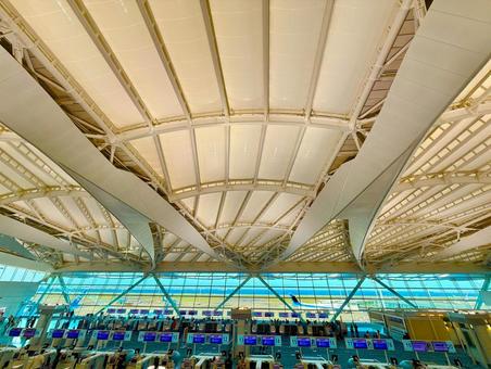 羽田空港第2ターミナル出発ロビーと滑走路 羽田空港第2ターミナル出発ロビーと滑走路 空港,エアポート,ターミナルの写真素材