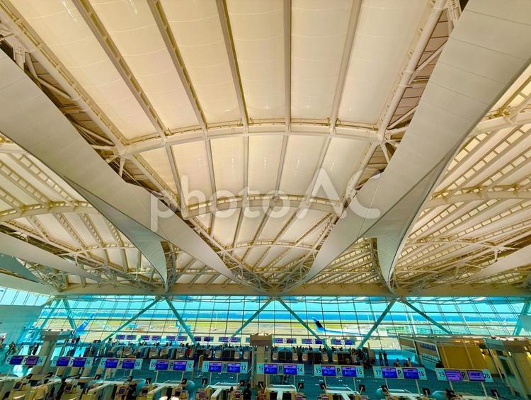 羽田空港第2ターミナル出発ロビーと滑走路 空港,エアポート,ターミナルの写真素材