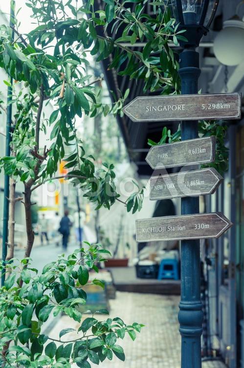 ［東京都武蔵野市］吉祥寺｜中道通り 吉祥寺,中道通り,曇天の写真素材
