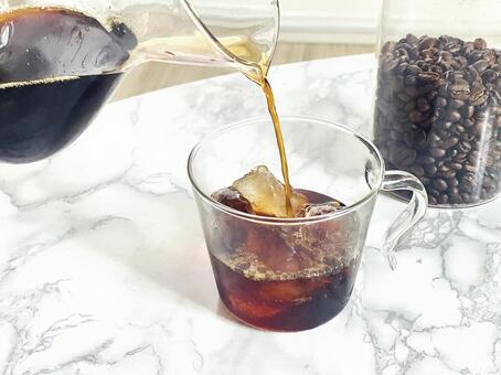 大理石のテーブルで注ぐアイスコーヒー アイスコーヒー,コーヒー,珈琲の写真素材