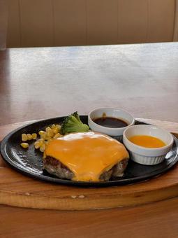 チーズハンバーグの鉄板焼き チーズハンバーグの鉄板焼き 味噌汁,鉄板,チーズハンバーグの写真素材