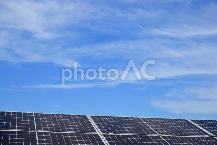 【ソーラーパネルと青空】エコイメージ 太陽光パネル,ソーラーパネル,電気の写真素材