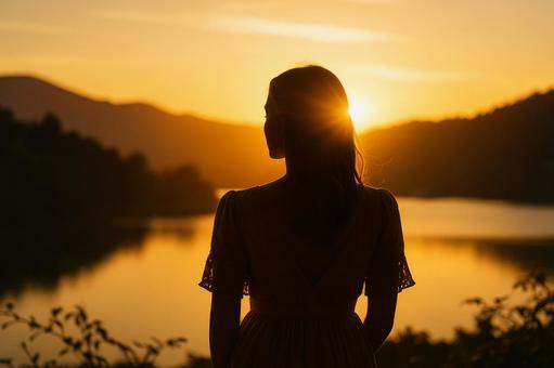 湖と夕日と女性(ポニーテール) 湖と夕日と女性(ポニーテール)の写真