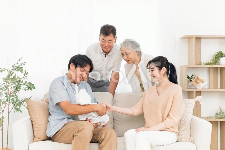 老夫婦と若い夫婦(里帰り出産) 老夫婦と若い夫婦(里帰り出産) 家族,三世代家族,孫の写真素材