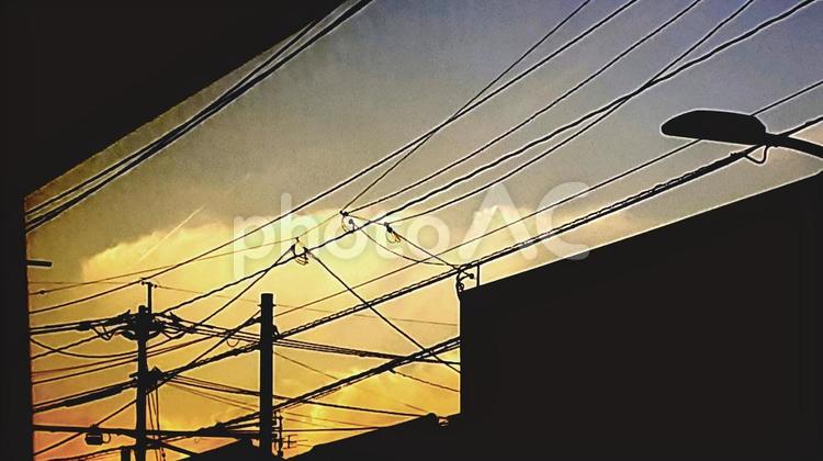夕焼けに映える電線のシルエット 夕焼け,電線,シルエットの写真素材