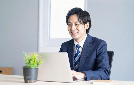 男性 ノートパソコン 仕事 男性 ノートパソコン 仕事の写真