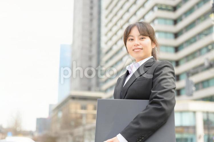 パソコンを持って微笑む女性 スーツ,新入社員,フレッシャーズの写真素材