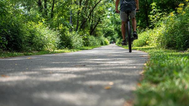 穏やかな日差しの中でサイクリングの写真