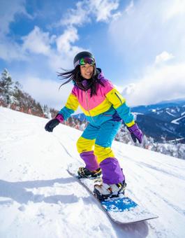 若い女性スノーボーダー・ゲレンデ 若い女性スノーボーダー・ゲレンデの写真