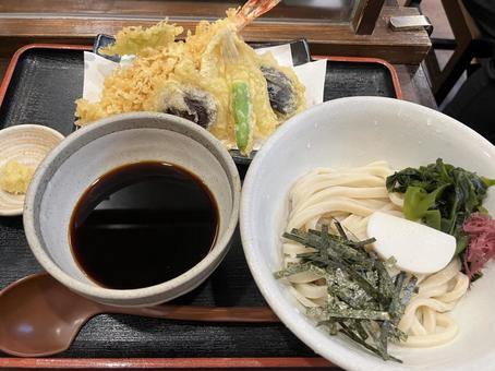 天ぷら付き釜揚げうどん 天ぷら付き釜揚げうどんの写真